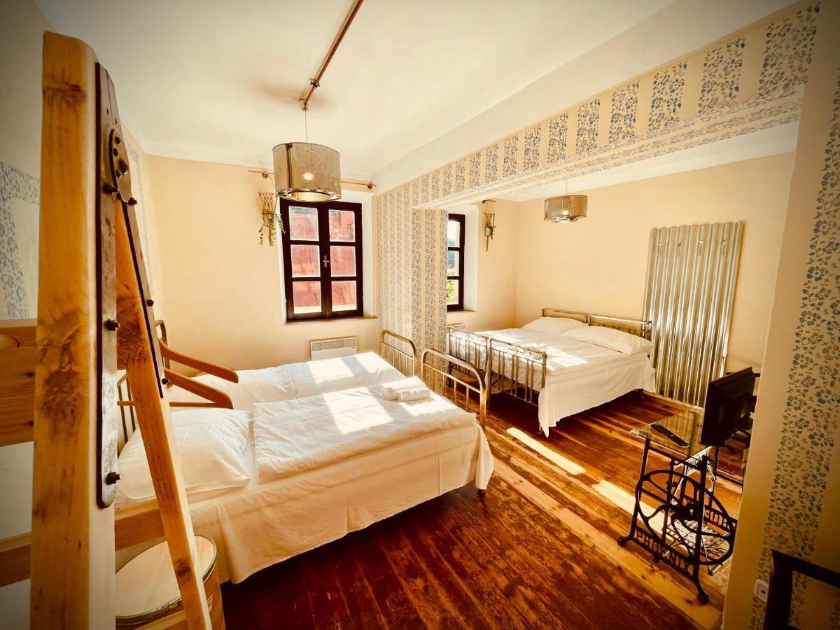 Haraburdi Recyclart Hotel Kostelec nad Orlici ภายนอก รูปภาพ
