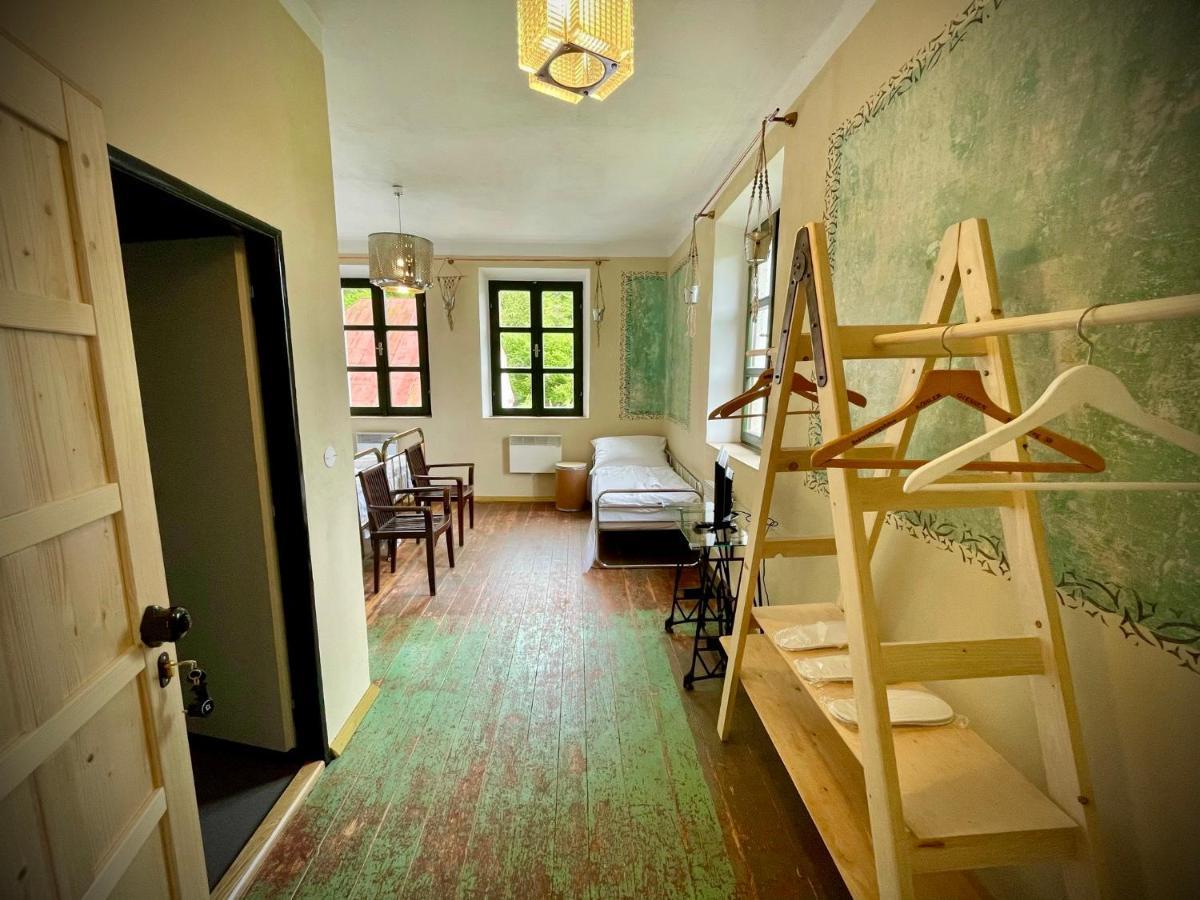 Haraburdi Recyclart Hotel Kostelec nad Orlici ภายนอก รูปภาพ