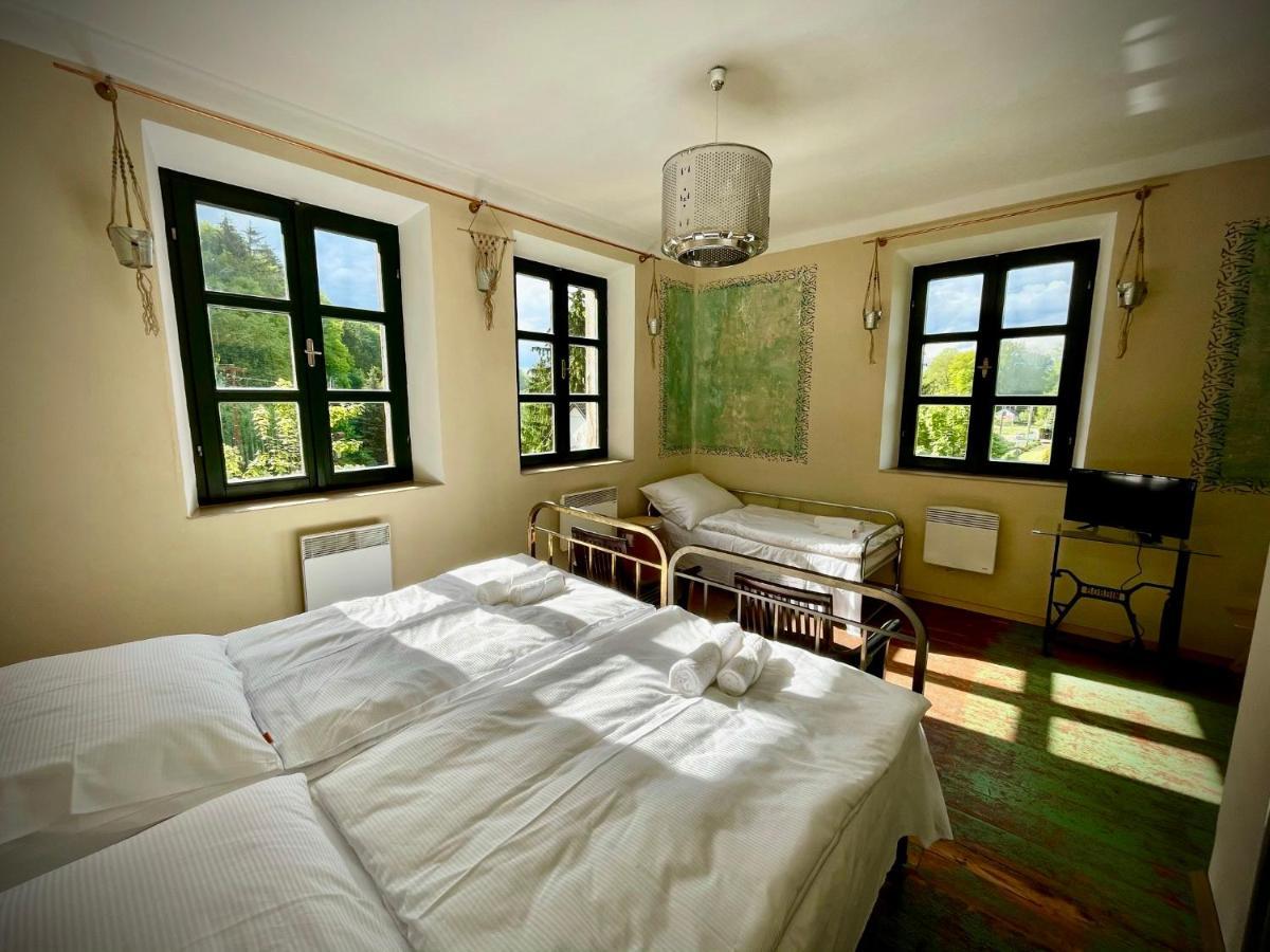 Haraburdi Recyclart Hotel Kostelec nad Orlici ภายนอก รูปภาพ