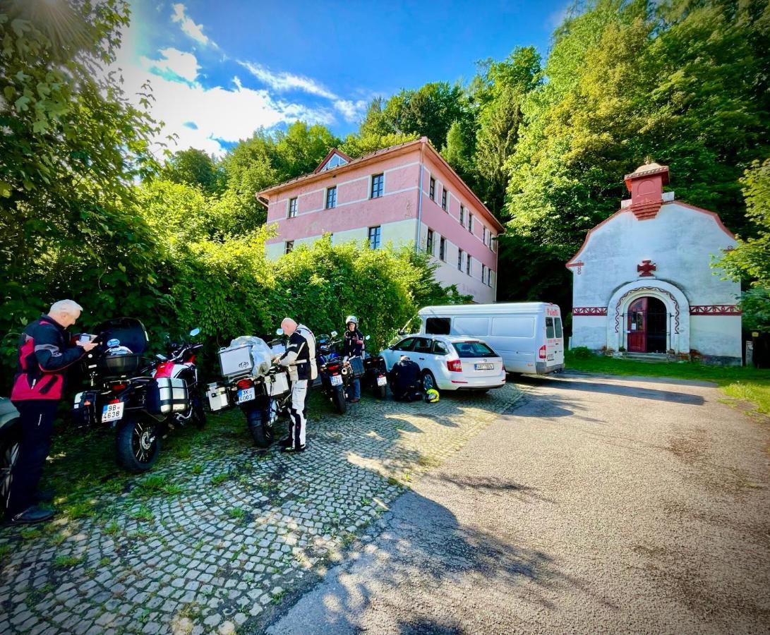 Haraburdi Recyclart Hotel Kostelec nad Orlici ภายนอก รูปภาพ